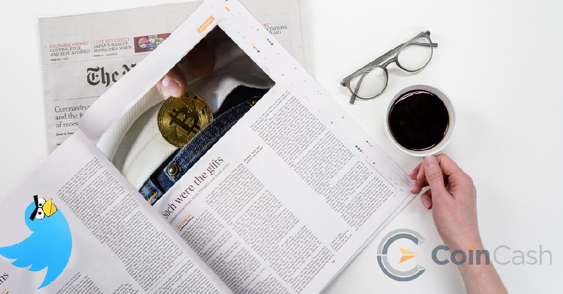 Bitcoin a zsebben és egy Twitter madár képe egy újságban.